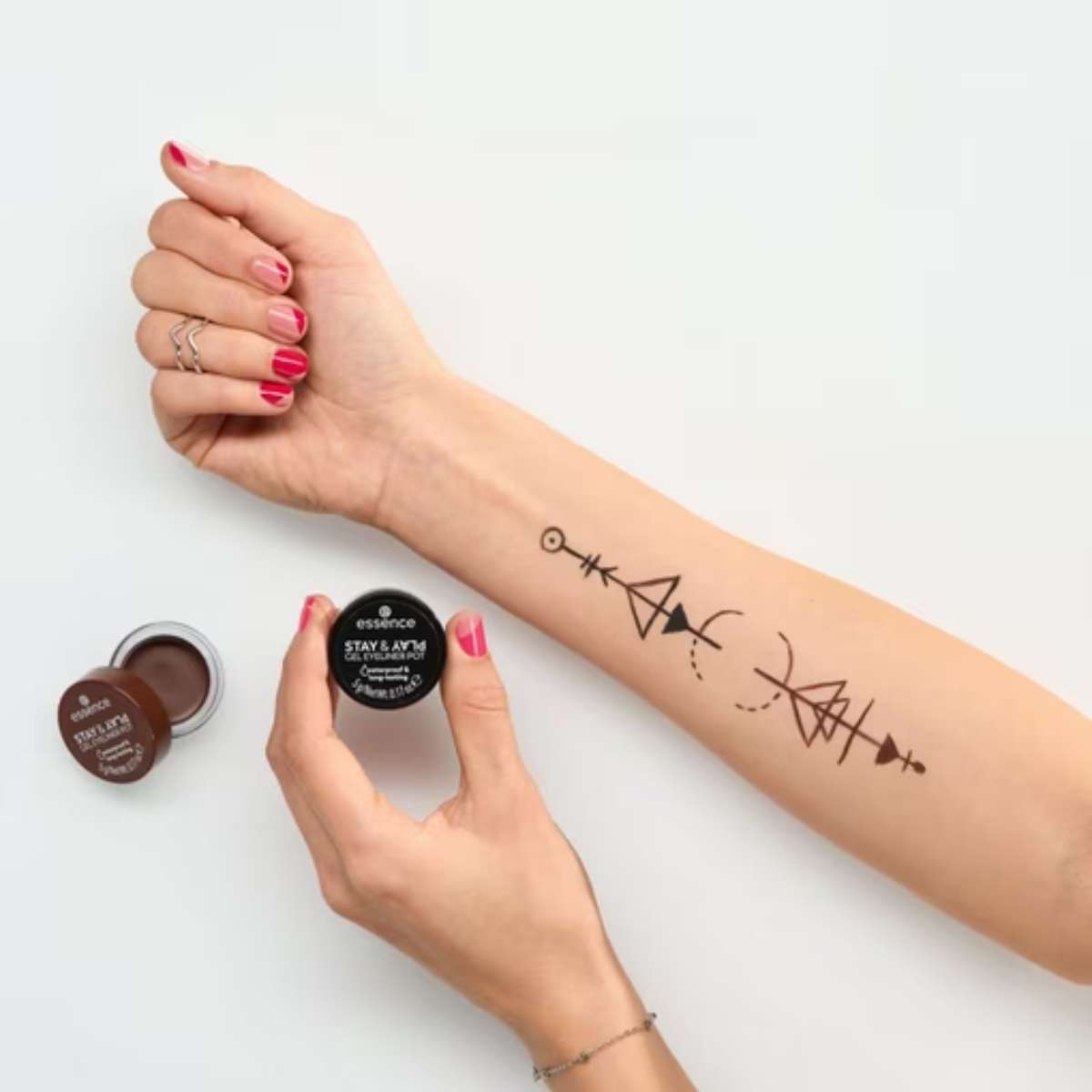 Essence STAY & PLAY Gel Eyeliner Pot
